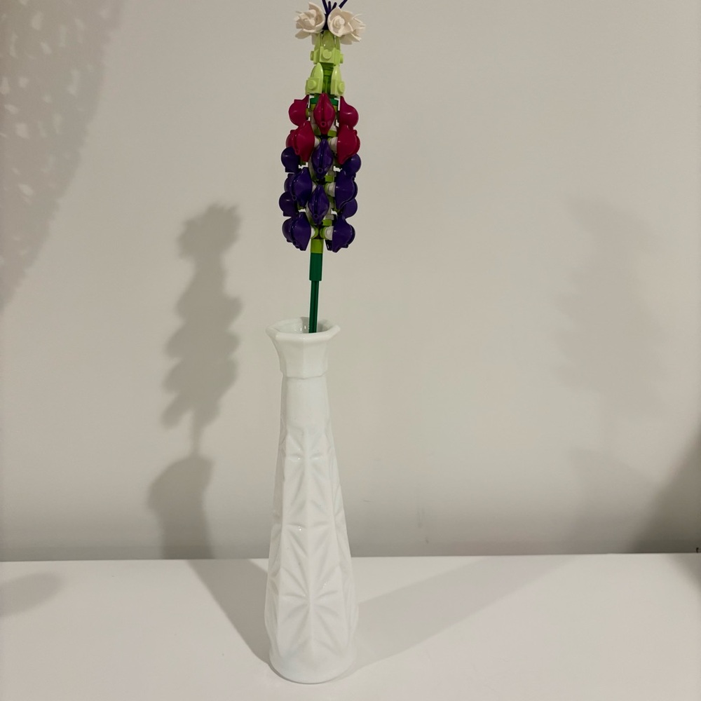 Vintage milk glass flower vase pinwheel pattern 9" tall 1960-1970 tapered - Picture 9 of 10